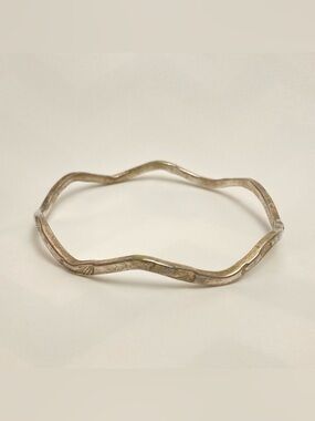 Vintage silver tone carved design wavy bangle bracelet, good for stacking